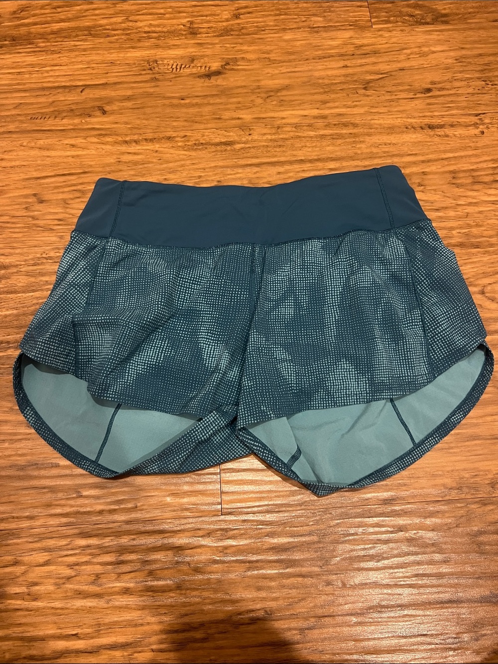 Lu Lu Lemon Teal Shorts Women’s
Size: 6
Length: 2 inch